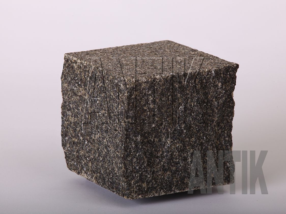 Kostka cięto-łupana gabro 100x100x100 (1)