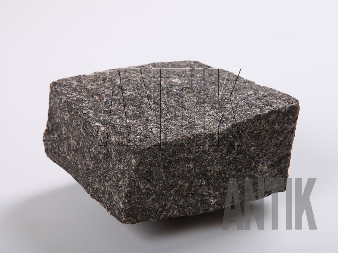Kostka łupana gabro 100x100x50 (1)